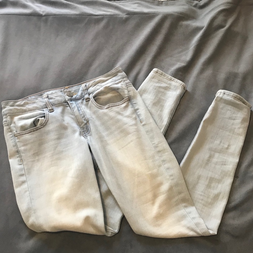 American Eagle light wash skinny jeans